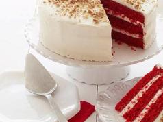 Сочный бисквитный торт красный бархат